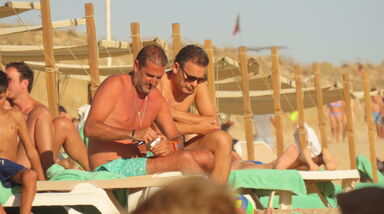 Montenegro na praia com Hugo Soares, a trabalhar