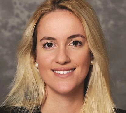 Rara aparição pública! Alérgica aos holofotes, filha de Artur Albarran surge em Portugal e é atualmente uma das mulheres mais poderosas da banca internacional