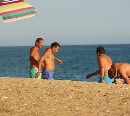 Deixem o Luís trabalhar... na praia! Aí estão as imagens do primeiro ministro que disse que não ia de férias
