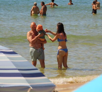 O regresso do sorriso! Pedro Passos Coelho vive férias de sonho no Algarve com o neto e a filha