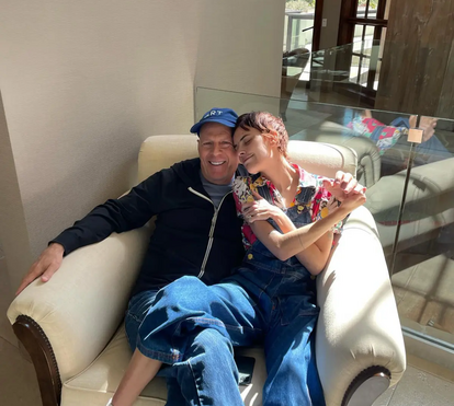 Tanta ternura! Bruce Willis, diagnosticado com demência, mostra-se no casamento da filha mais nova, Tallullah