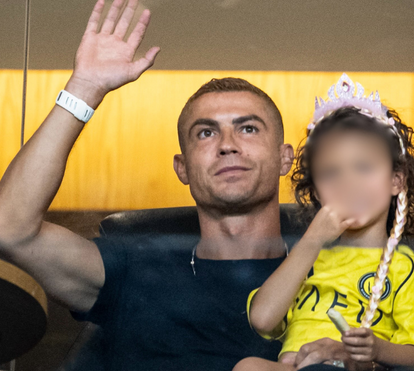 A estrela esteve na bancada! Ronaldo, Georgina e os filhos roubam atenções no arranque do campeonato saudita