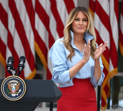 Para grandes rumores, uma lição de estilo! Melania Trump reaparece mais loira após polémica e são os detalhes que elevam o look