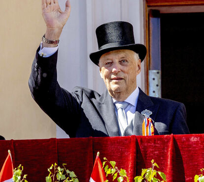 Muita emoção na hora do adeus! Noruegueses prestam homenagem ao rei Harald V