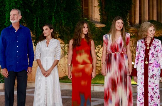 Felipe VI, Letizia, Infanta Sofía, princesa Leonor e rainha Sofia.jpg