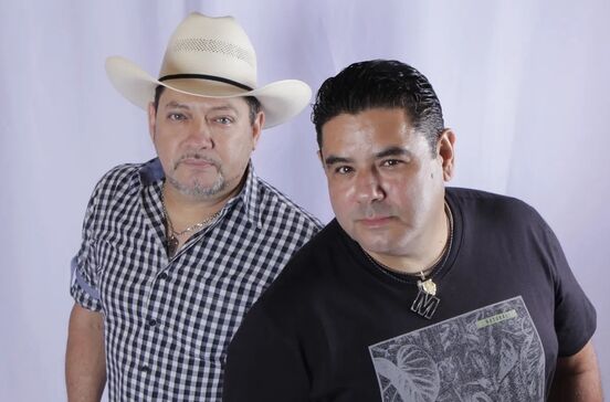 Matheus e Lucas, dupla sertaneja, em imagem