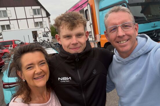 Finlay Tarling e os pais.jpg
