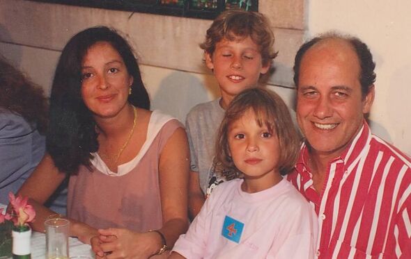 Francisca Albarran em criança com os pais, Paula Colaço e Artur Albarran, e o irmão