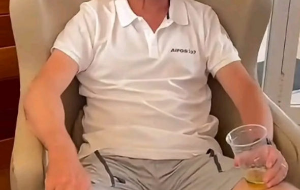 Rei Felipe VI bebe cerveja em Espanha, vídeo viral suscita debate