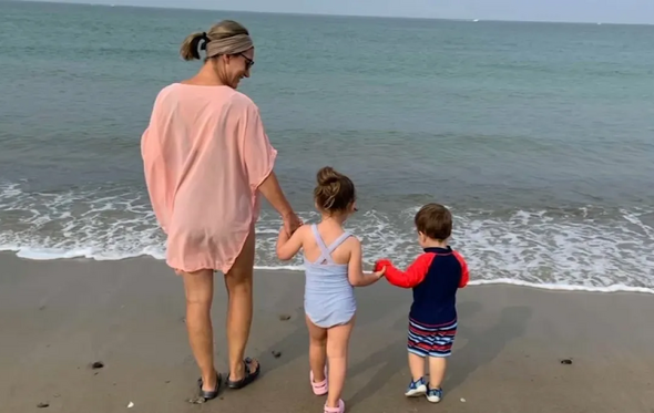 Lindsay Clancy com os filhos na praia