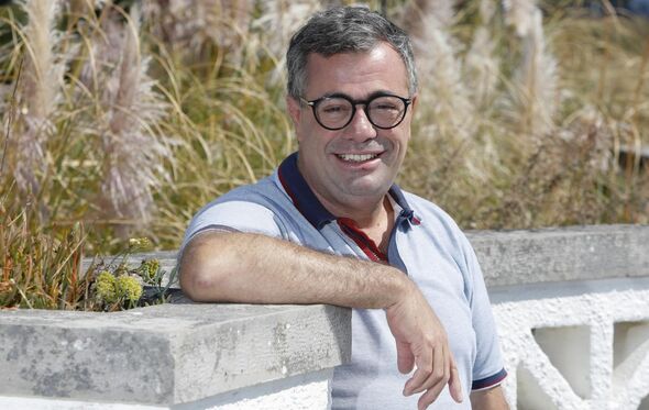 O psicólogo, comentador posa, durante a entrevista