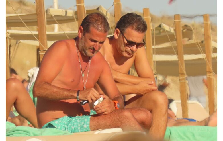 Agosto 2026: As imagens de Luís Montenegro e Hugo Soares da praia do Garrão, Algarve 