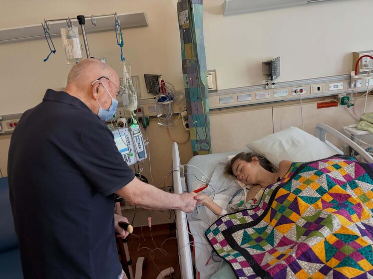 Homem idoso com máscara visita Sydney Towle no hospital