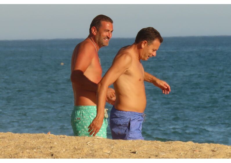Luís Montenegro na praia com Hugo Soares, longe da azáfama política