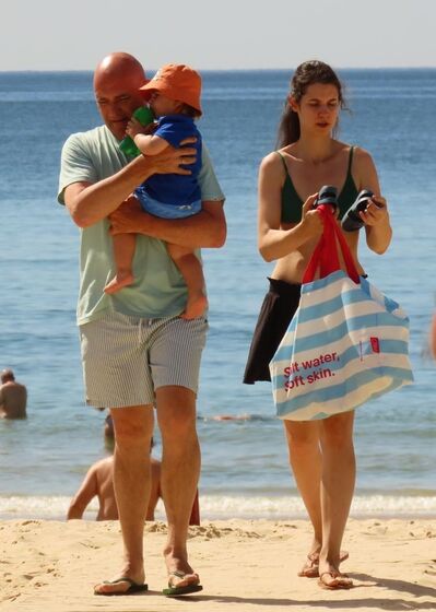 Passos Coelho na praia com o neto e com a filha