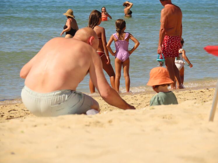Passos Coelho na praia com o neto e com a filha, na Manta Rota
