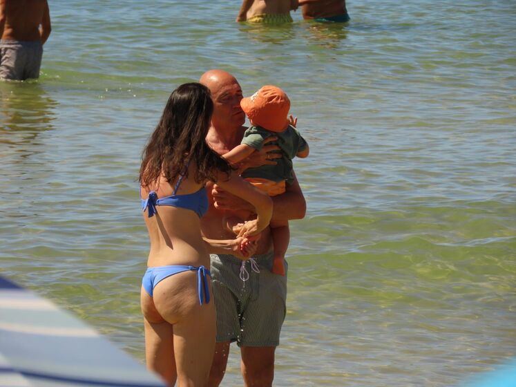 Passos Coelho na praia com o neto e com a filha, na Manta Rota
