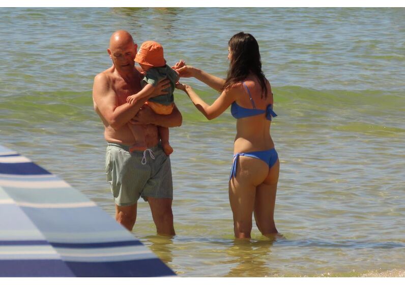 Passos Coelho na praia com o neto e com a filha, na Manta Rota