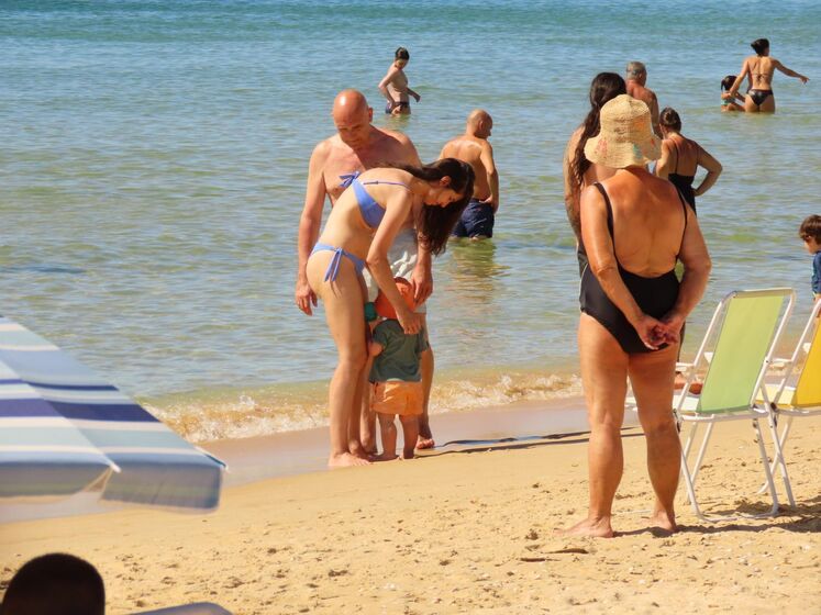 Passos Coelho na praia com o neto e com a filha, na Manta Rota