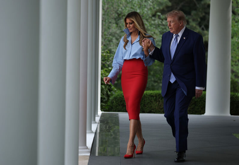 Melania Trump reaparece mais loira, confiante e com look que eleva o estilo