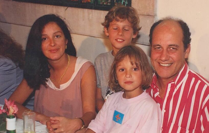 Francisca Albarran em criança com os pais, Paula Colaço e Artur Albarran, e o irmão