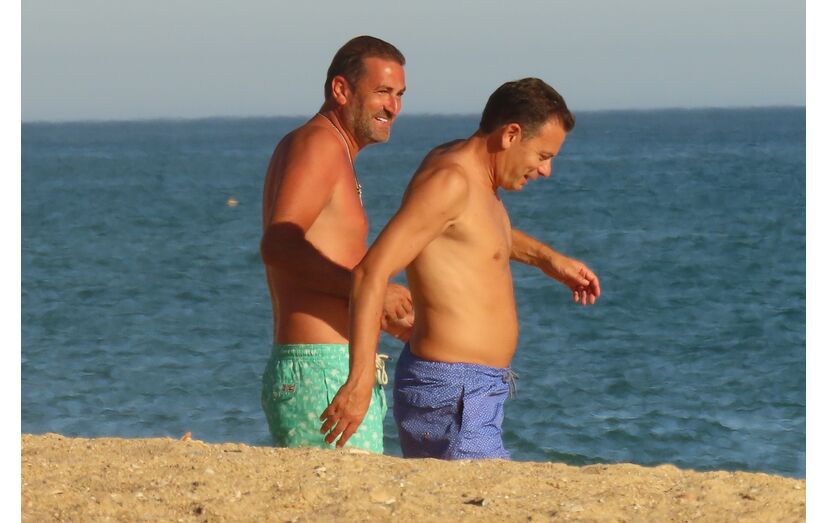 Luís Montenegro na praia com Hugo Soares, longe da azáfama política