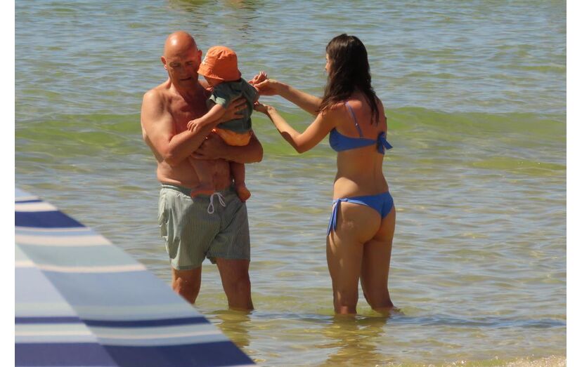 Passos Coelho na praia com o neto e com a filha, na Manta Rota