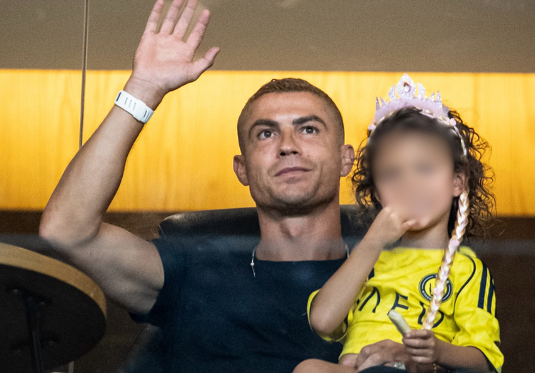 Ronaldo com Georgina e filhos assiste ao jogo