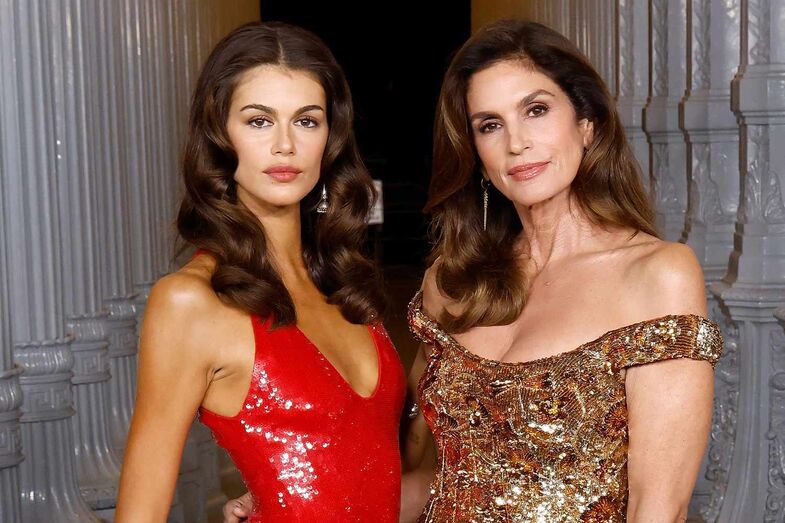 Kaia Gerber e Cindy Crawford em evento de moda