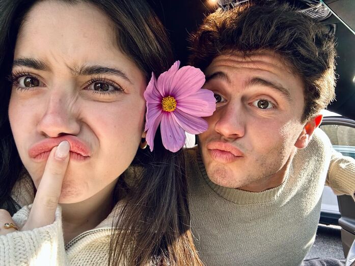 João Neves e Madalena Aragão celebram dois anos de namoro com flor