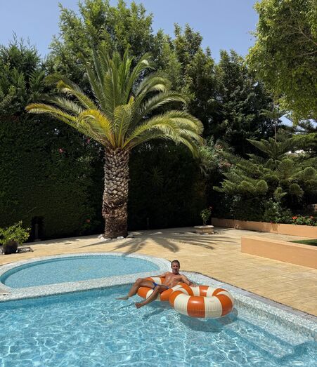 Luís Figo e Helen desfrutam do verão em sua casa no Algarve
