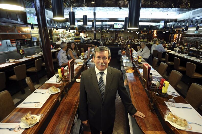 O funcionário do restaurante posa para a foto