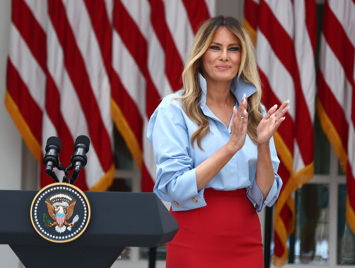 Melania Trump, loira, deslumbra em evento com look vermelho e azul