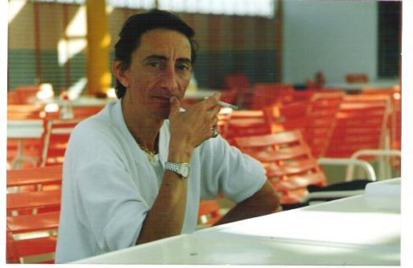 Foto antiga do actor a fumar um cigarro. (Dados desconhecidos)