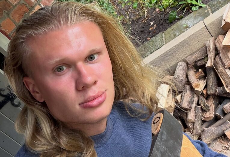 Haaland com novo corte de cabelo e machado