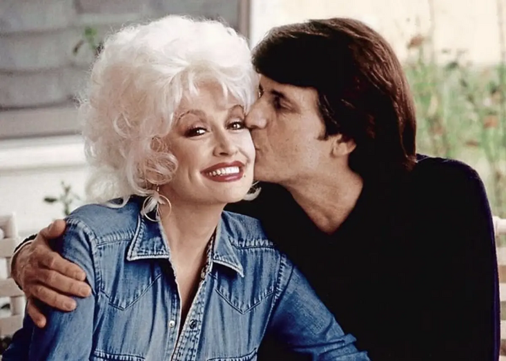 Dolly Parton recebeu um beijo do seu parceiro