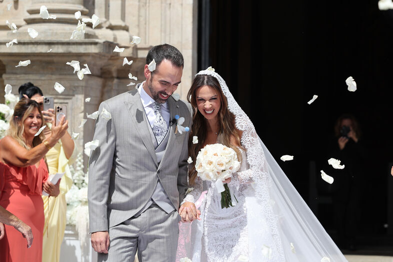Ágata Rodrigues e Ricardo Moutinho Guilherme celebram o seu casamento, com convidados a atirar pétalas