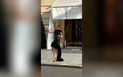 Céline Dion canta e dança com fãs à porta do seu hotel, em Paris