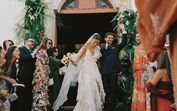 Vicky Montanari e o marido acenam a convidados no seu casamento na Comporta