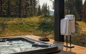 Jacuzzi junto a um hotel de luxo na natureza