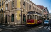 O elétrico 28 passa na rua da Companhia Portuguesa do Chá