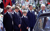 Charles Spencer, William, Harry e Carlos no funeral de Diana