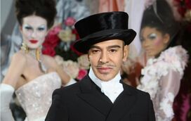 
John Galliano cancelado por declarações racistas e antissemitas. Met Museum of Art chumba exposição do estilista