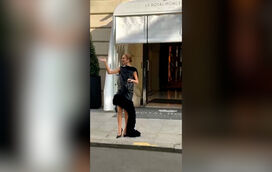 Céline Dion canta e dança com fãs à porta do seu hotel, em Paris