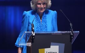Rainha ao palco! Público é surpreendido por Camilla, que leu carta da Rainha Mãe em evento literário repleto de celebridades