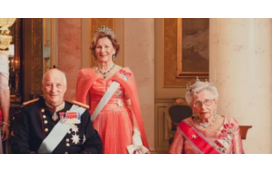Noruega comove-se com imagem da princesa Astrid, sozinha, junto ao caixão do irmão, o rei Harald 