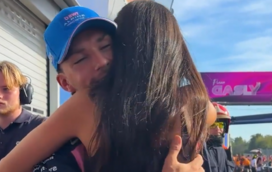 O abraço apaixonado de Kika Cerqueira Gomes e Pierre Gasly após vitória histórica do piloto