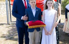 Momento histórico! Aos 11 anos, príncipe Jacques do Mónaco foi o protagonista de cerimónia em França