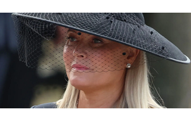 Apesar de atravessar uma fase delicada de saúde, Mette-Marit reúne todas as suas forças para se despedir do sogro