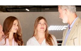 Leonor e Sofia assistem à Fórmula 1 com o pai, o rei Felipe VI
